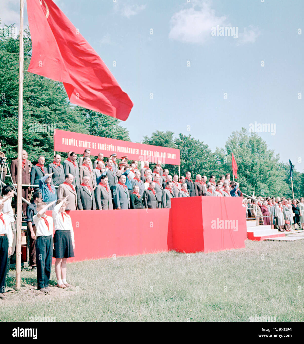 Junge Pioniere, linke und kommunistische Politiker gelten während der Internationalen Kindertag in Lany, Tschechoslowakei. Stockfoto