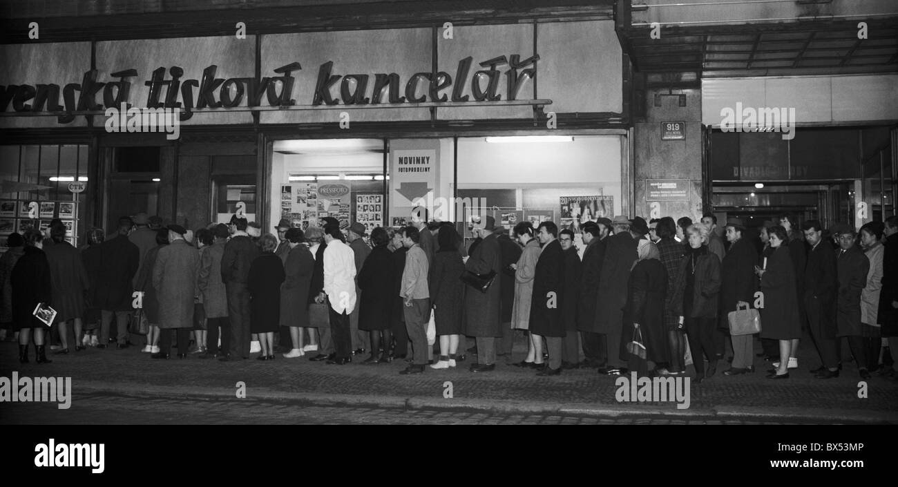 Schlange von Menschen, Schlange, warten, tschechoslowakische Nachrichtenagentur, 100 + 1 Stockfoto