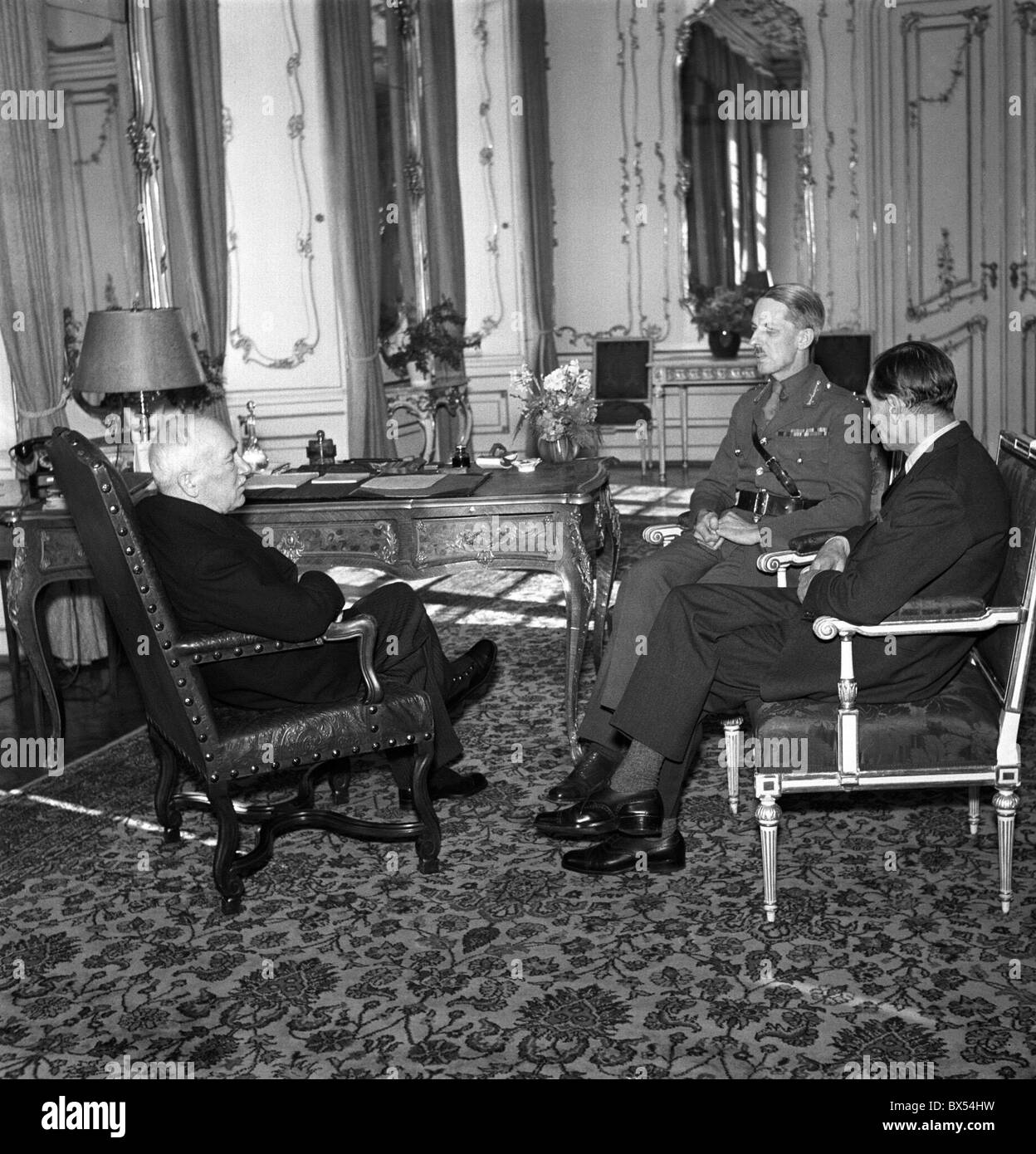 1947 in Prag. Präsident Benes trifft sich mit britischer General und stellvertretender Kommandeur der britischen berufliche Armee in Deutschland W.H.A. Stockfoto