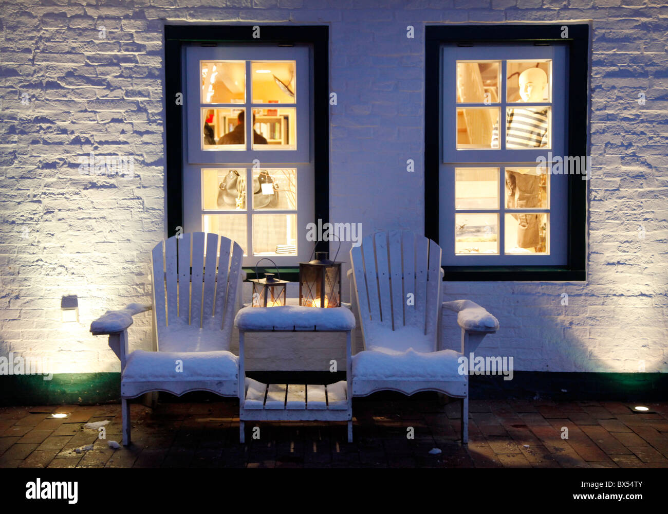 Winterzeit, Insel Licht, das aus einem kleinen friesischen Haus auf der Nordsee Spiekeroog, Deutschland Stockfoto