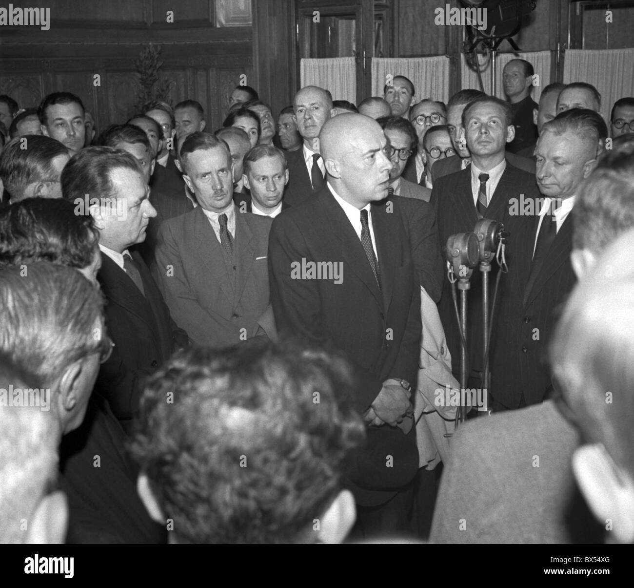 Premierminister von Polen Josef Cyrankiewicz Center spricht nach seiner Ankunft auf dem Hauptbahnhof in Prag 3. Juli 1947. Stockfoto