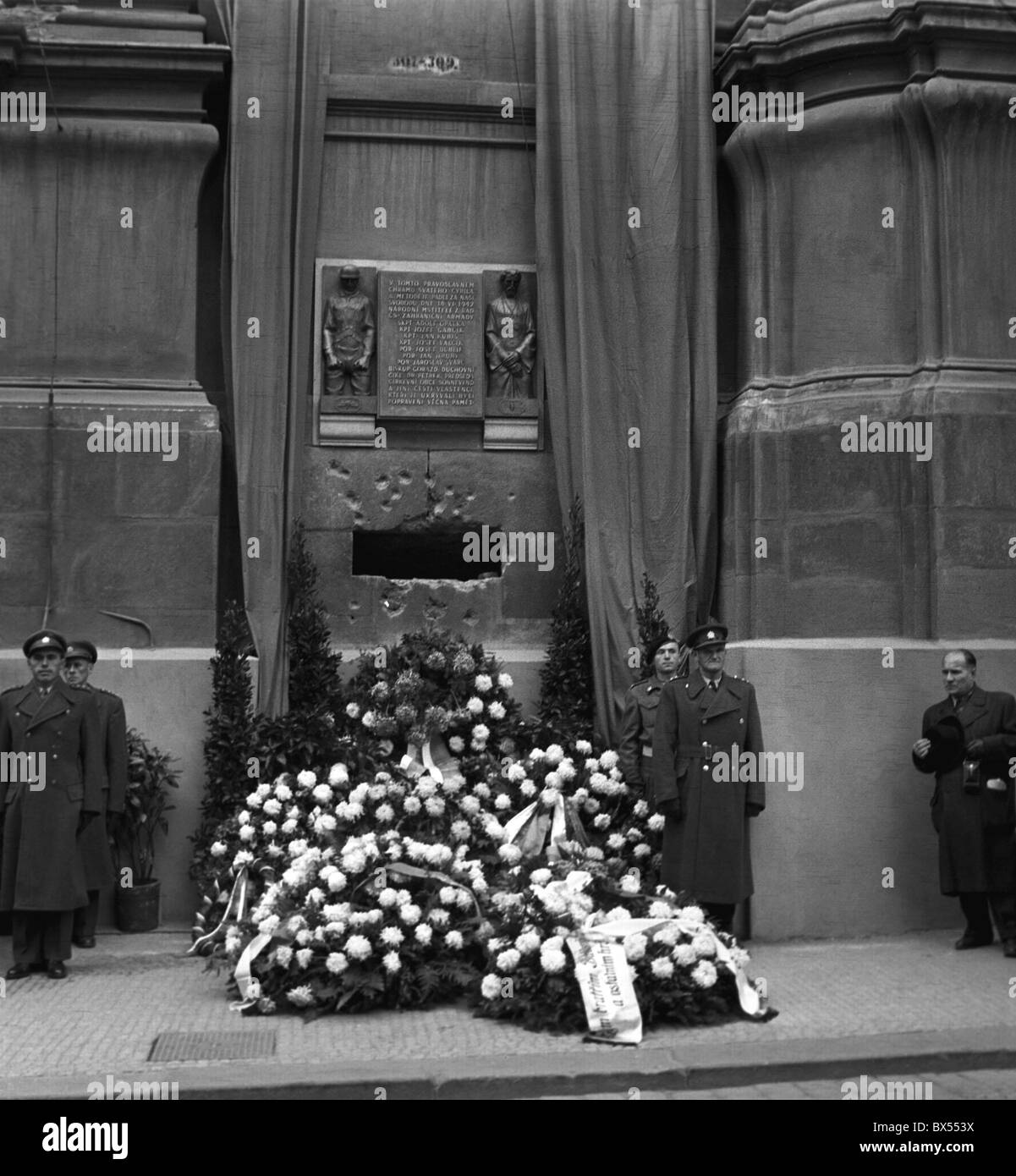Memorial Plaque Enthüllung zur tschechoslowakischen Fallschirmjäger Heydrich ermordet Stockfoto