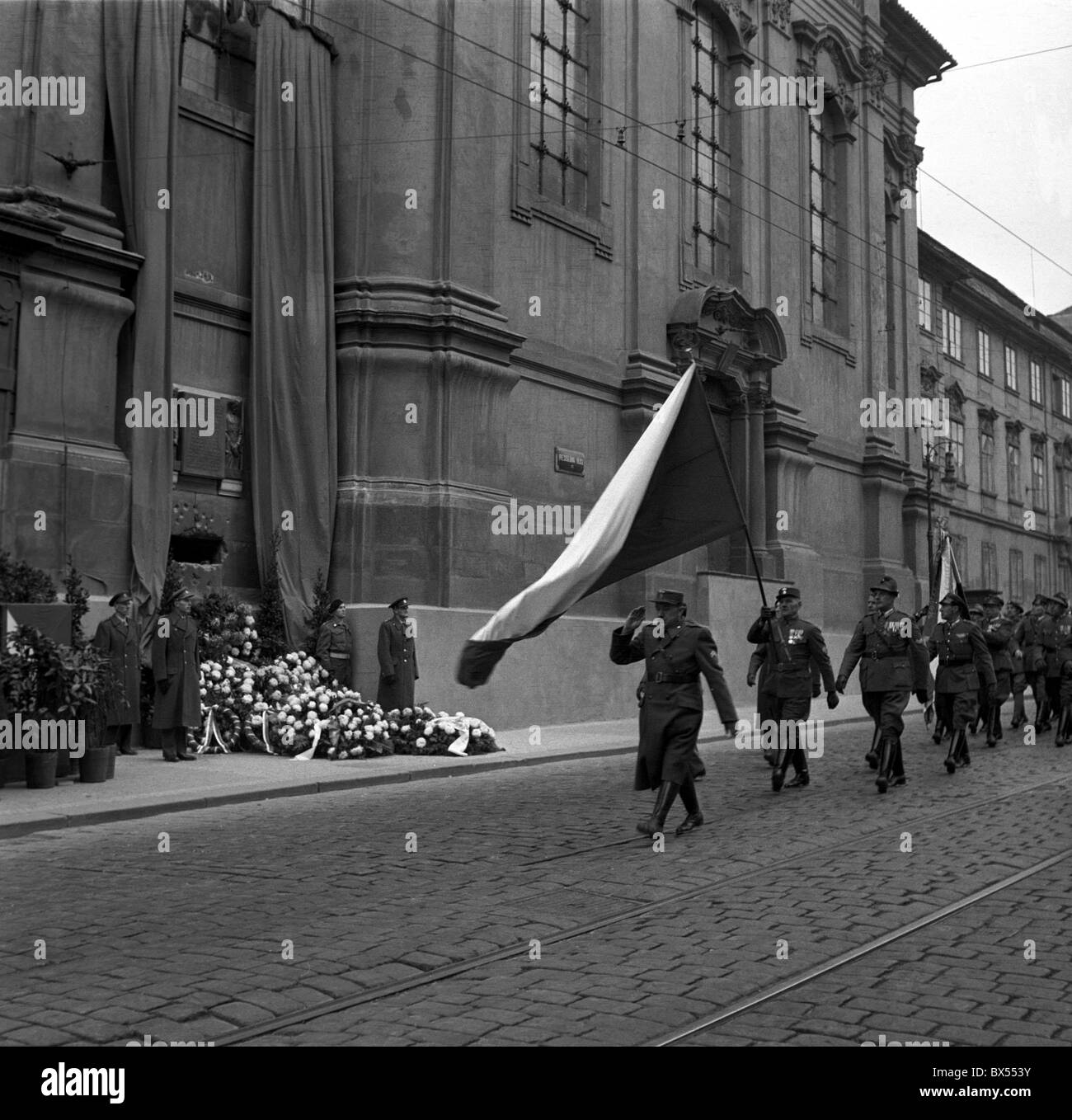 Memorial Plaque Enthüllung zur tschechoslowakischen Fallschirmjäger Heydrich ermordet Stockfoto