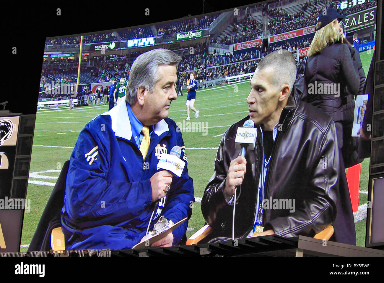 Jumbo-Bildschirm zeigt Sport Ansager an Armee vs. Notre-Dame-College-Football-Spiel im Yankee Stadium, Bronx, NY Stockfoto