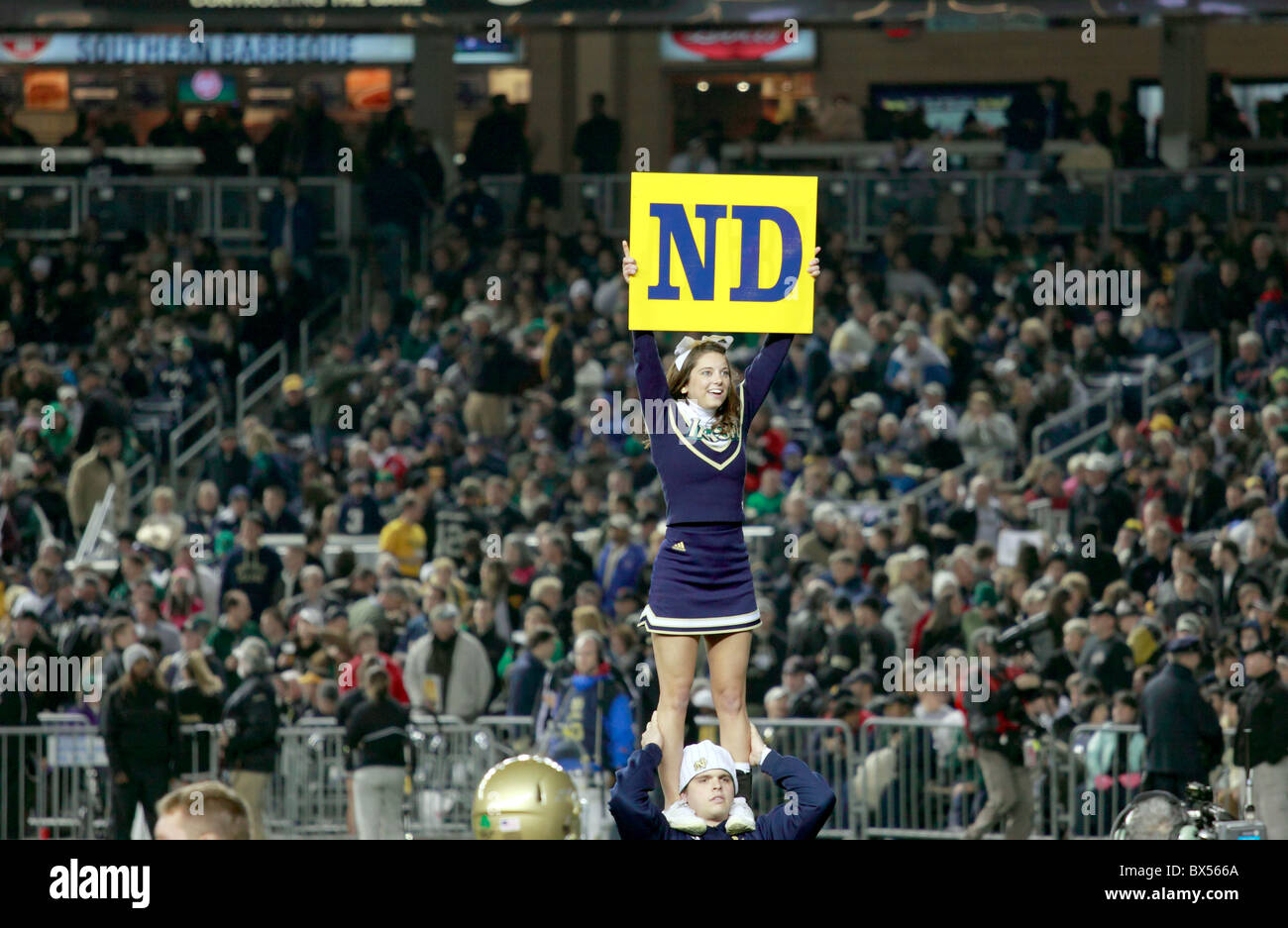 Notre Dame Cheerleader bei der 50. Armee vs. Notre Dame College Football Spiel, Yankee Stadium, Bronx NY Stockfoto