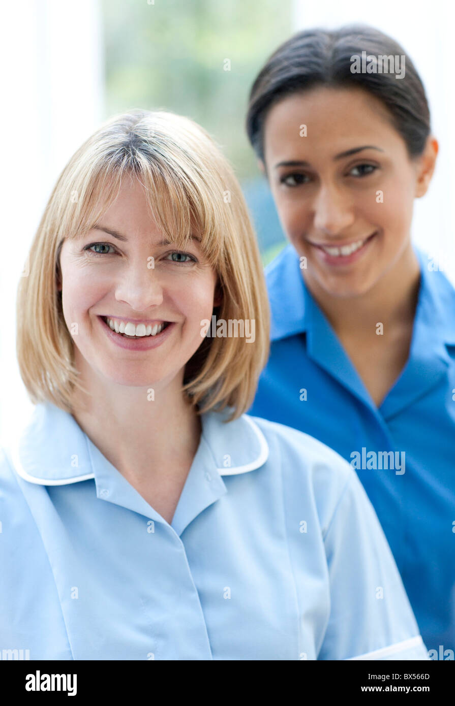 Krankenschwestern, die lächelnd Stockfoto