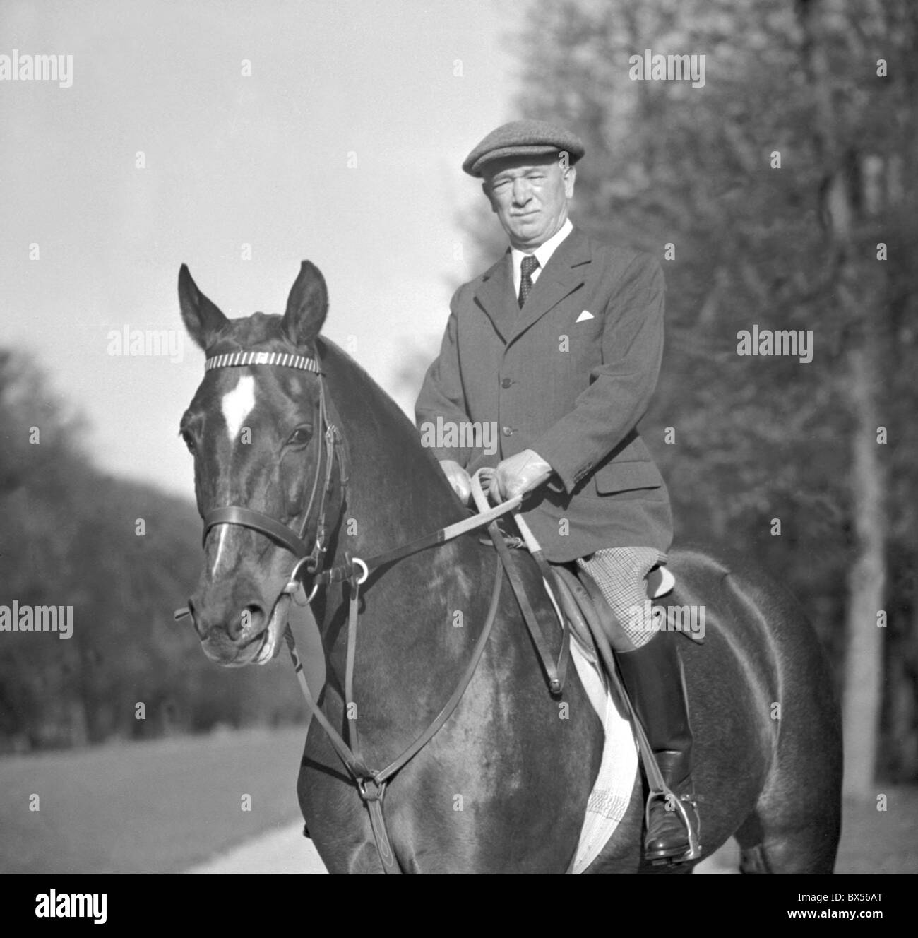 Tschechoslowakei, 1947. Präsident Edvard Benes auf dem Pferderücken beim Genuss. Lage unbekannt. CTK Vintage Photo Stockfoto