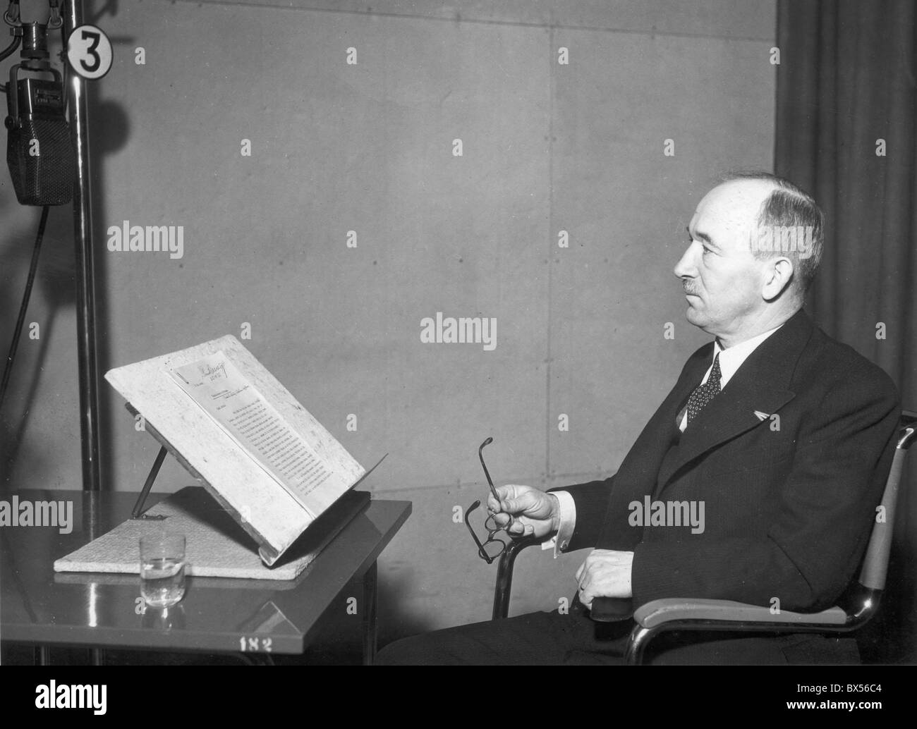 Tschechoslowakei 1935 tschechischer Politiker, Staatsmann und Präsident Edvard Benes im Radio ausgestrahlt. Stockfoto