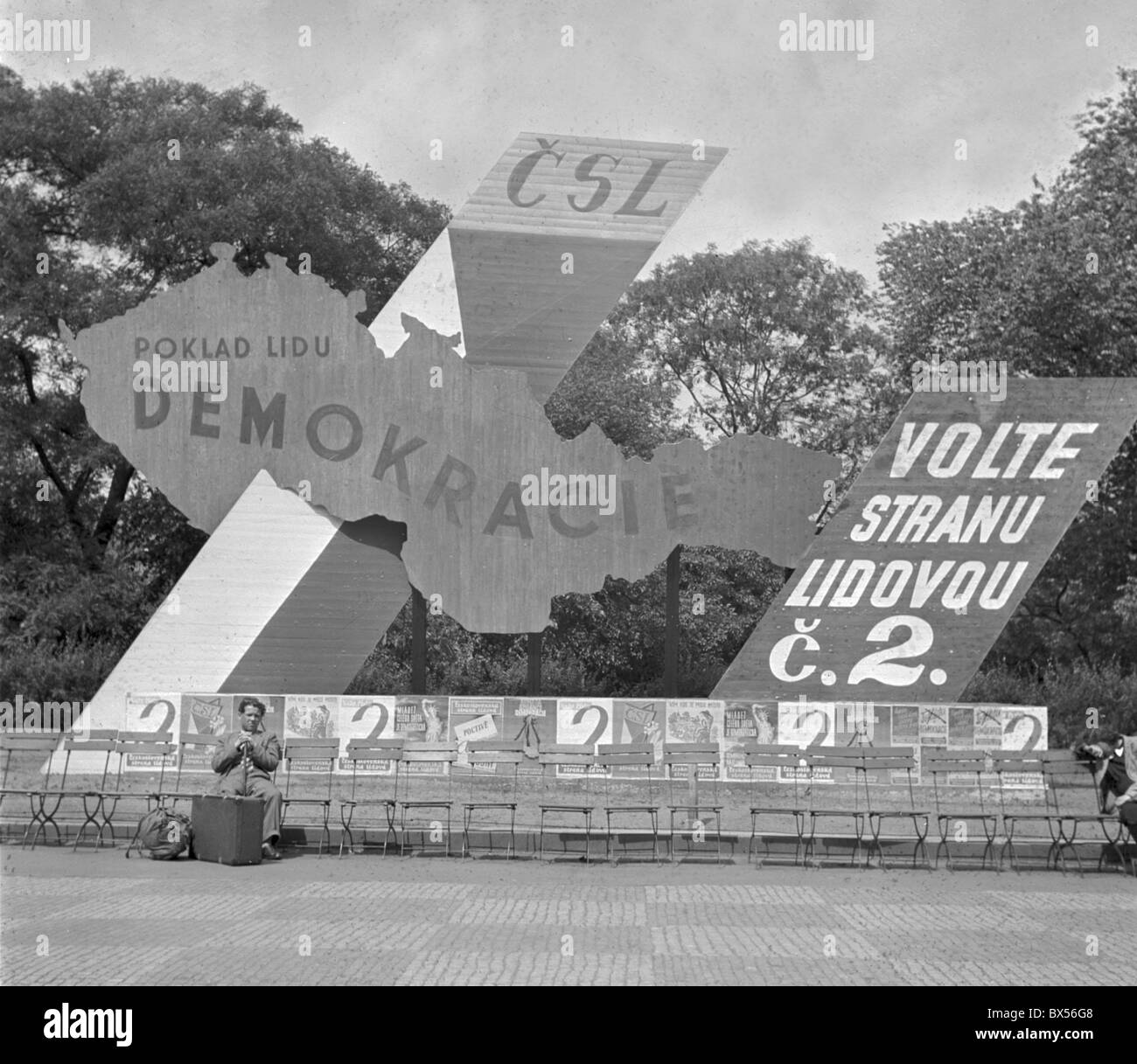 Prag 1946, Karte der Tschechoslowakei mit Schild: "Demokratie ist die Volksrepublik Schatz." Stockfoto Prag 1946, Karte der Tschechoslowakei mit Schild: "Demokratie ist die Volksrepublik Schatz." Stockfoto