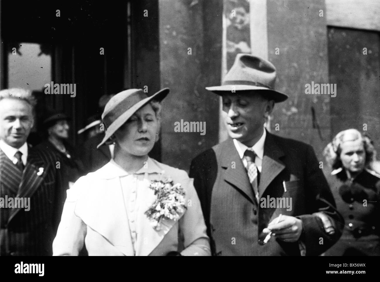 Tschechoslowakei 1935, Welt berühmten Schriftstellers und Dramatikers Karel  Capek, rechts, bei seiner Hochzeit mit der Schauspielerin Olga  Scheinpflugova Stockfotografie - Alamy