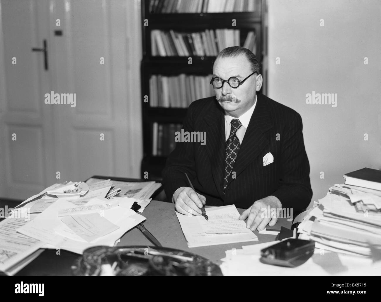 Tschechoslowakei 1937, Schriftsteller und Publizist Eduard Bass aka E. Schmidt. Stockfoto