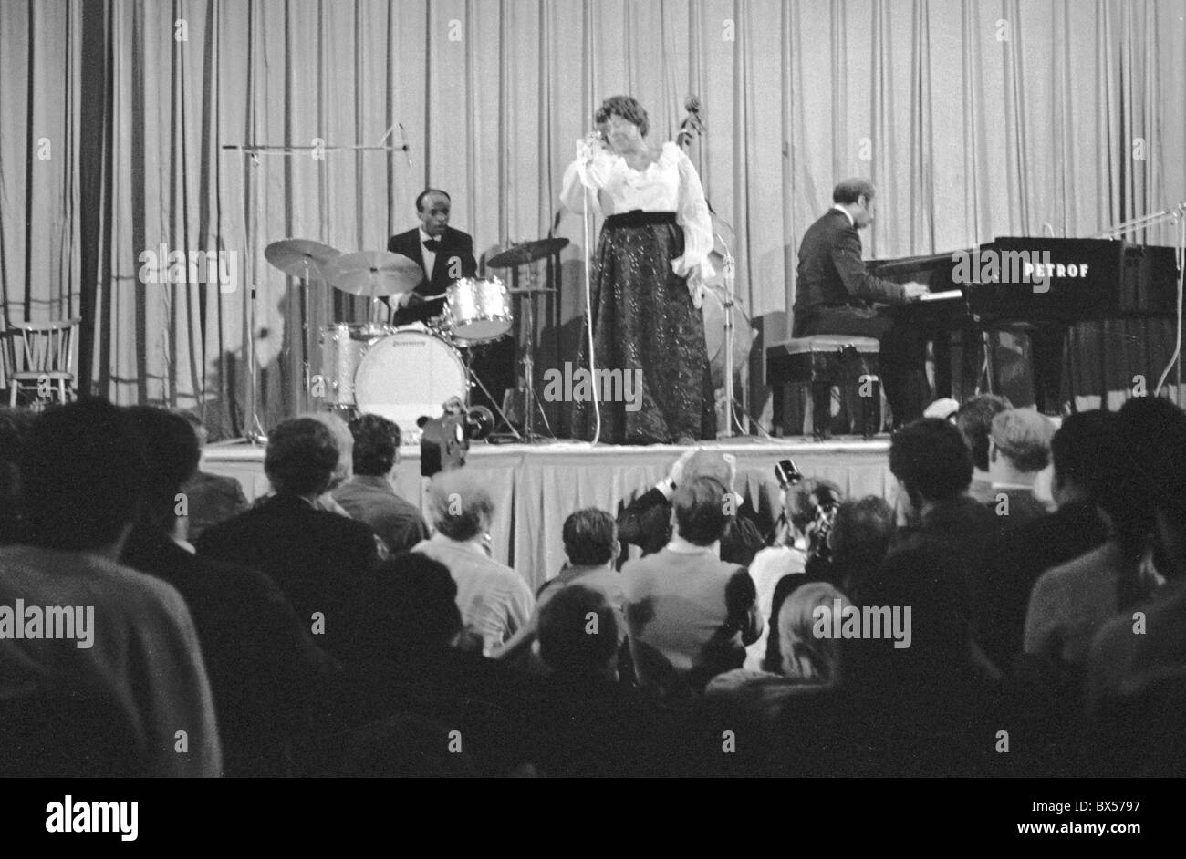 Amerikanische jazz-Megastar Ella Fitzgerald während ihres Konzerts in der Prager Lucerna-Halle am 27. Juni 1969. CTK Foto/Jadran Setlik Stockfoto