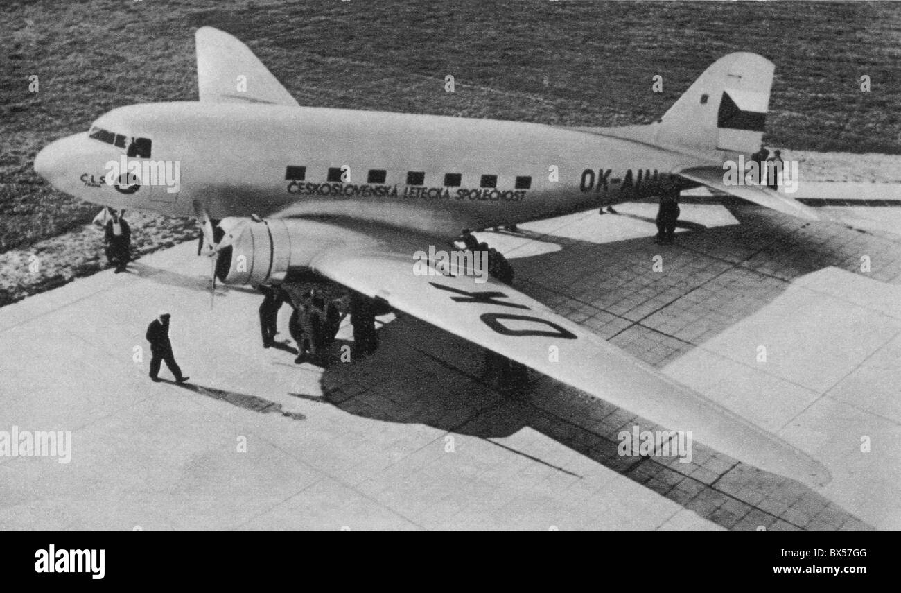 Tschechoslowakei 1937 Douglas DC-2 Flugzeug entworfen, um Platz für 21 Passagier und 5 Besatzungsmitglieder kommt in Prag - Ruzyne Stockfoto