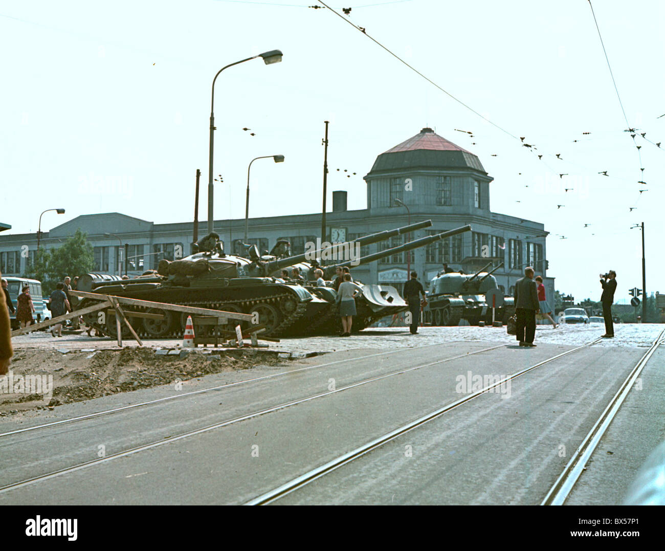 Truppen der Sowjetunion und der Warschauer Pakt Verbündeten drangen Tschechoslowakei am 21. August 1968, politische zu stoppen Stockfoto