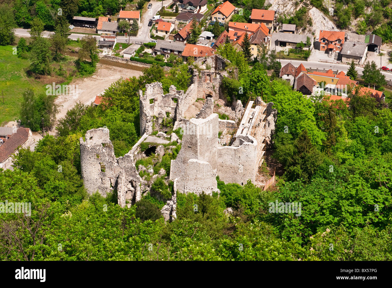 Mittelalterliche Burgruine im grünen Wald. Luftaufnahme. Stari Grad Samobor, Kroatien Stockfoto
