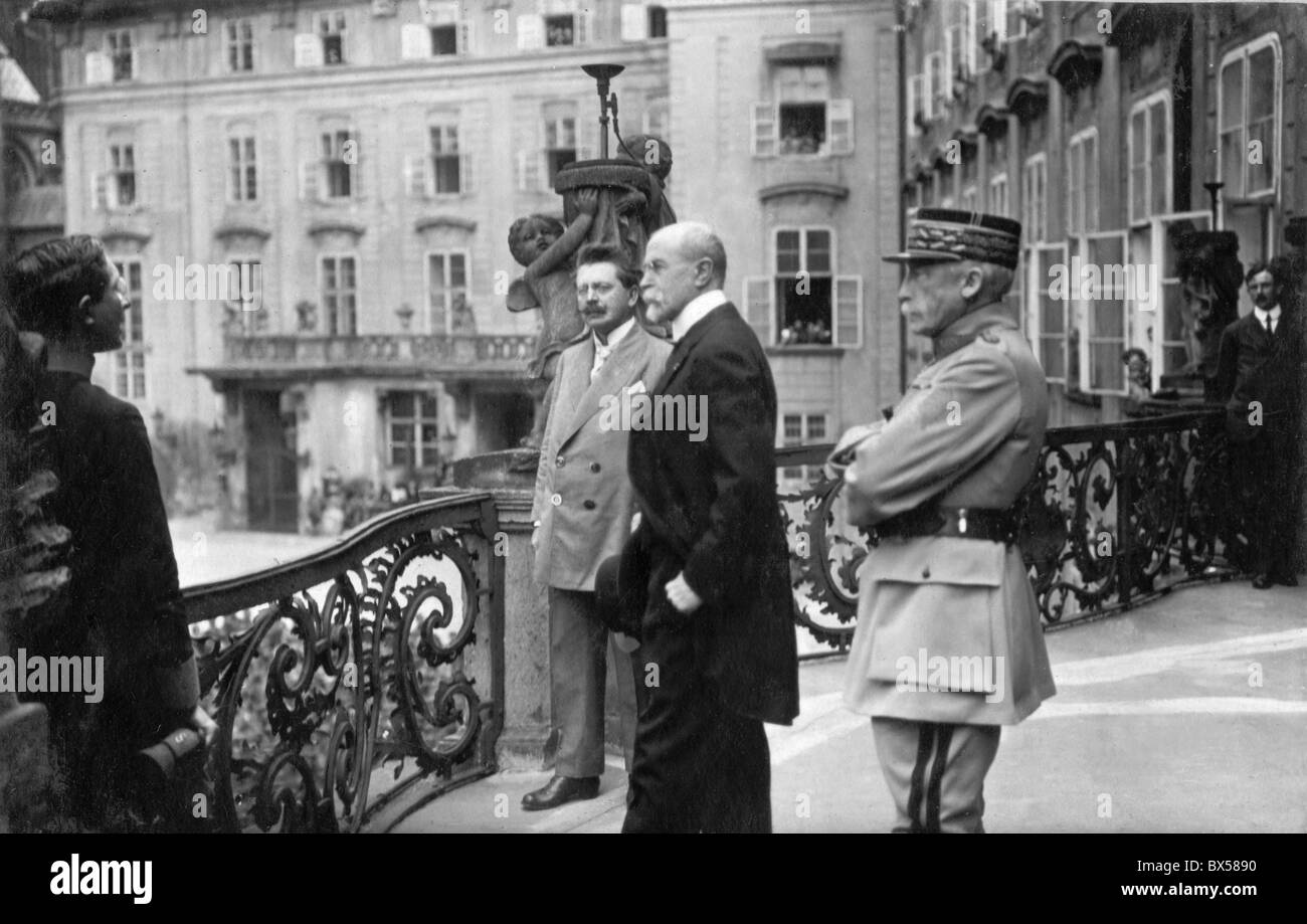 Präsident Tomas Garrigue Masaryk mit französischen General Maurice Joseph Pellé Recht und Sekretärin der Verteidigung Vaclav Klofac. 6 Juni Stockfoto