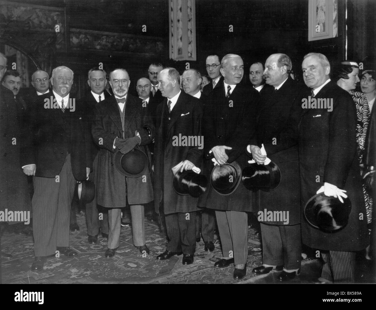 Der französische Außenminister Louis Barthou zweiter von links trifft sich mit tschechoslowakischen Außenminister Edvard Benes Dritter von links in Stockfoto