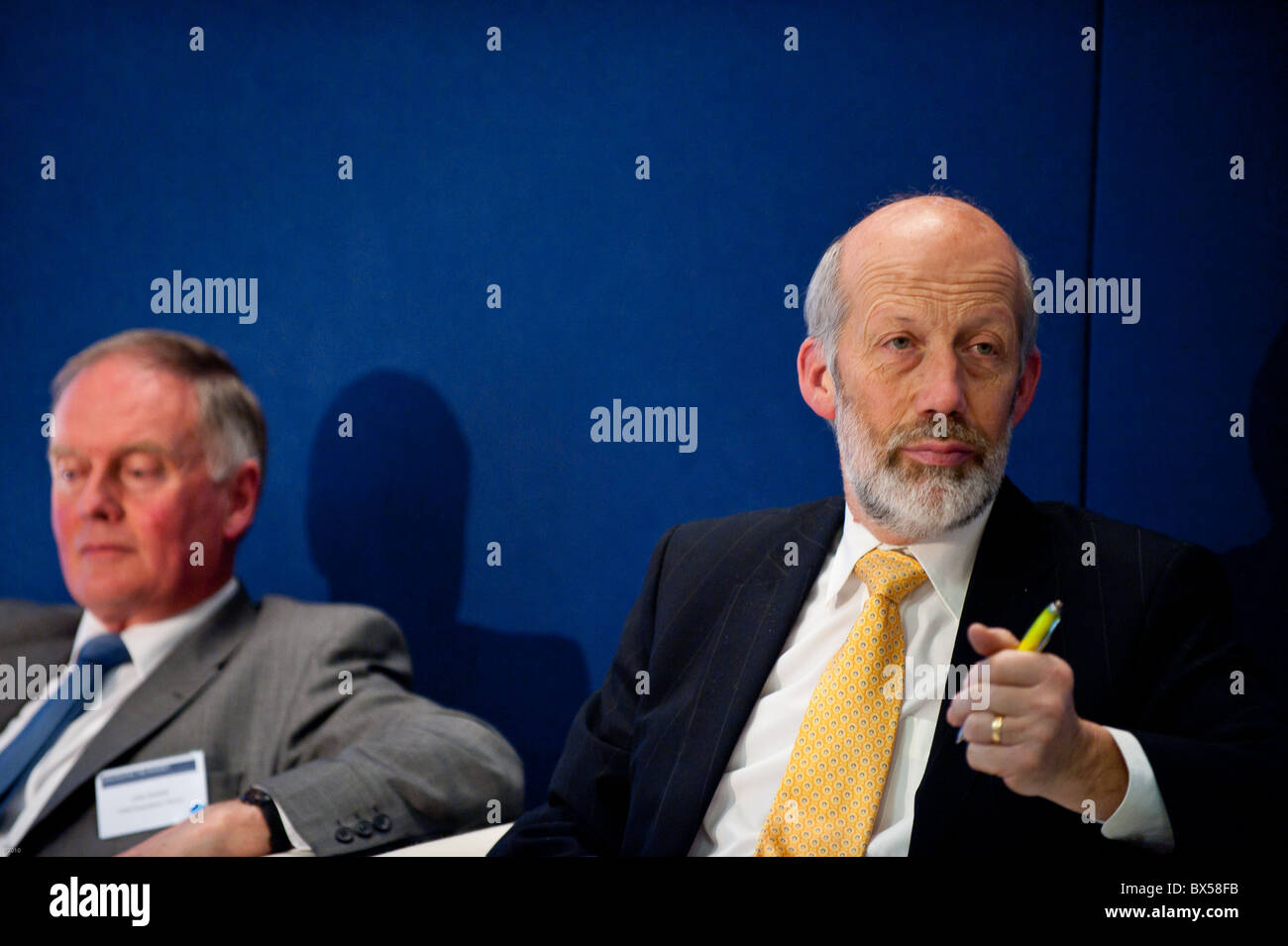 Minister für Justiz, David Ford Northern Ireland Assembly (rechts) John Hunter CB, Vorsitzender des Chief Executives' Forum. Stockfoto