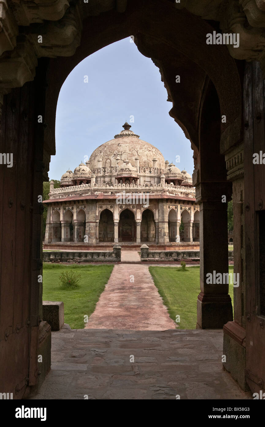 Eingang zum Humayun Mausoleum Komplex im Schatten öffnet sich Isa Khan Niazi Grab, Delhi, Indien. Stockfoto