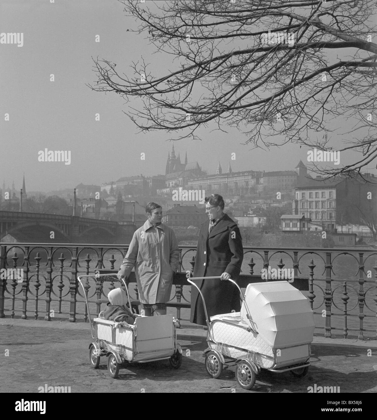 Kinderwagen, Buggys, Frühling in Prag, Moldau, Hradschin Burg Stockfoto