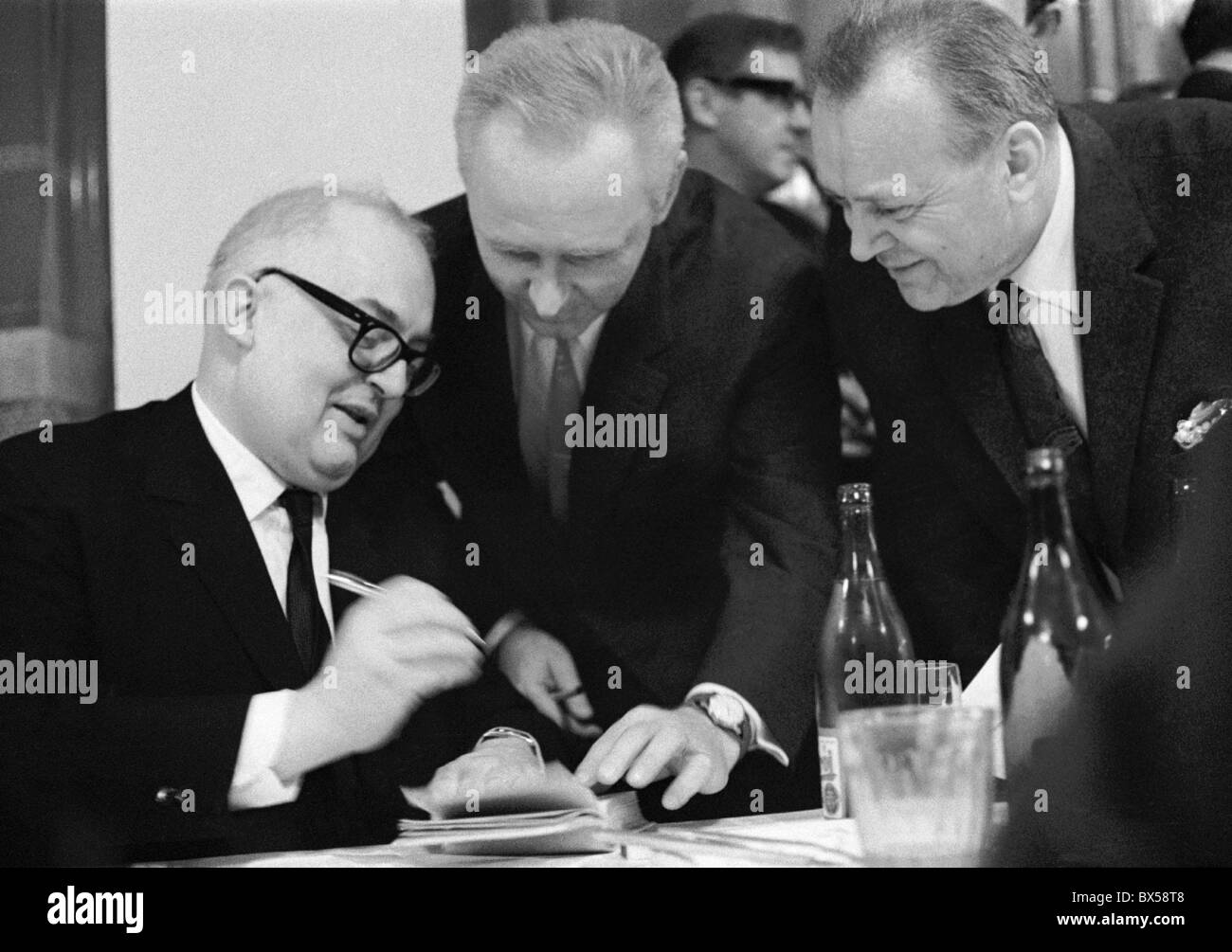 Friedrich DÜRRENMATT, Karel PECH, Karel HOGER Stockfoto