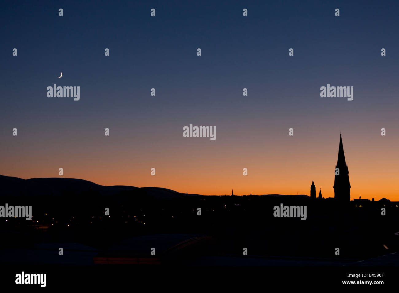 Winter Sonnenuntergang Nachleuchten mit Kirchturm Silhouette, Edinburgh, Scotland, UK Stockfoto