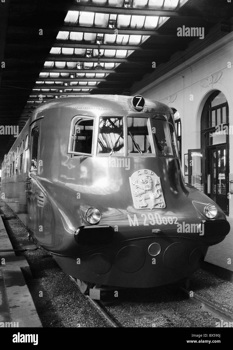 Prag 1933, Wilson-Bahnhof, Diesel betriebene Schnellzug namens "Slowakische Kugel." Stockfoto