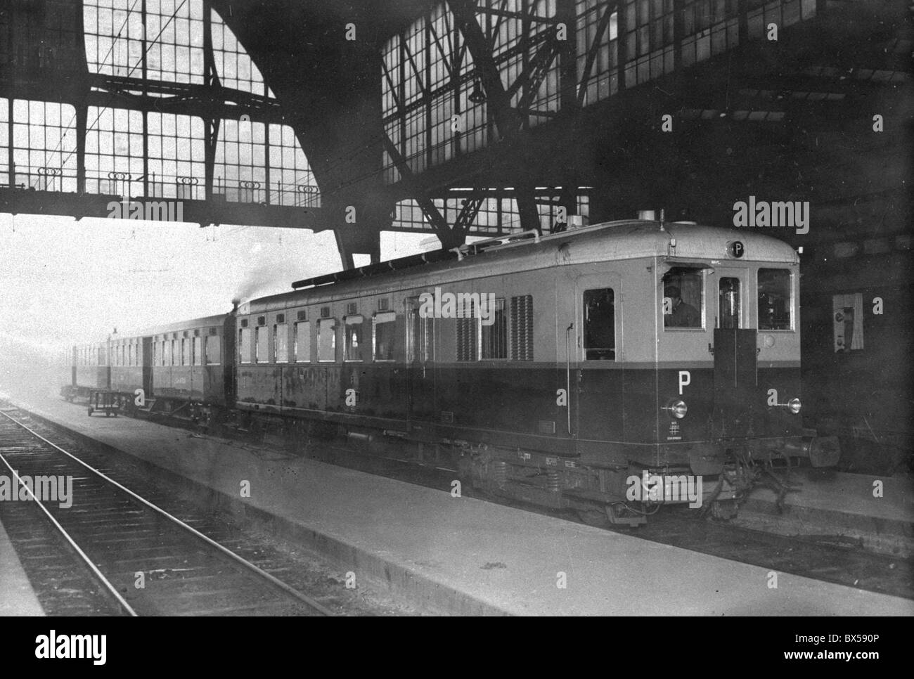 Prag 1933, Wilson-Bahnhof angetrieben Diesel Zug namens "Blauer Pfeil." Stockfoto
