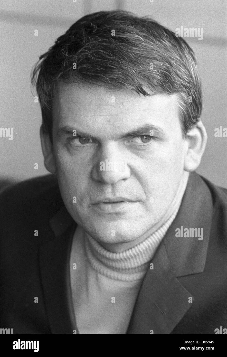 ***DATEI FOTO*** Milan Kundera, ein in Frankreich lebender tschechisch geborener Autor, hat nach 40 Jahren die tschechische Staatsbürgerschaft wiedererlangt, schreibt die Tageszeitung Pravo am 3. Dezember, Stockfoto