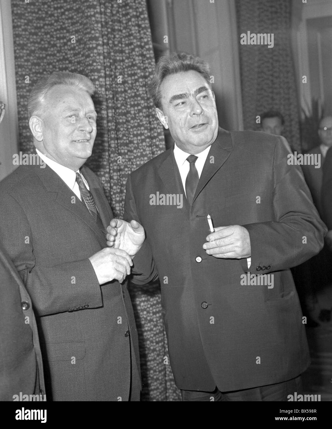 Leonid Brezhnev, Antonin Novotny, Zigarette Stockfoto
