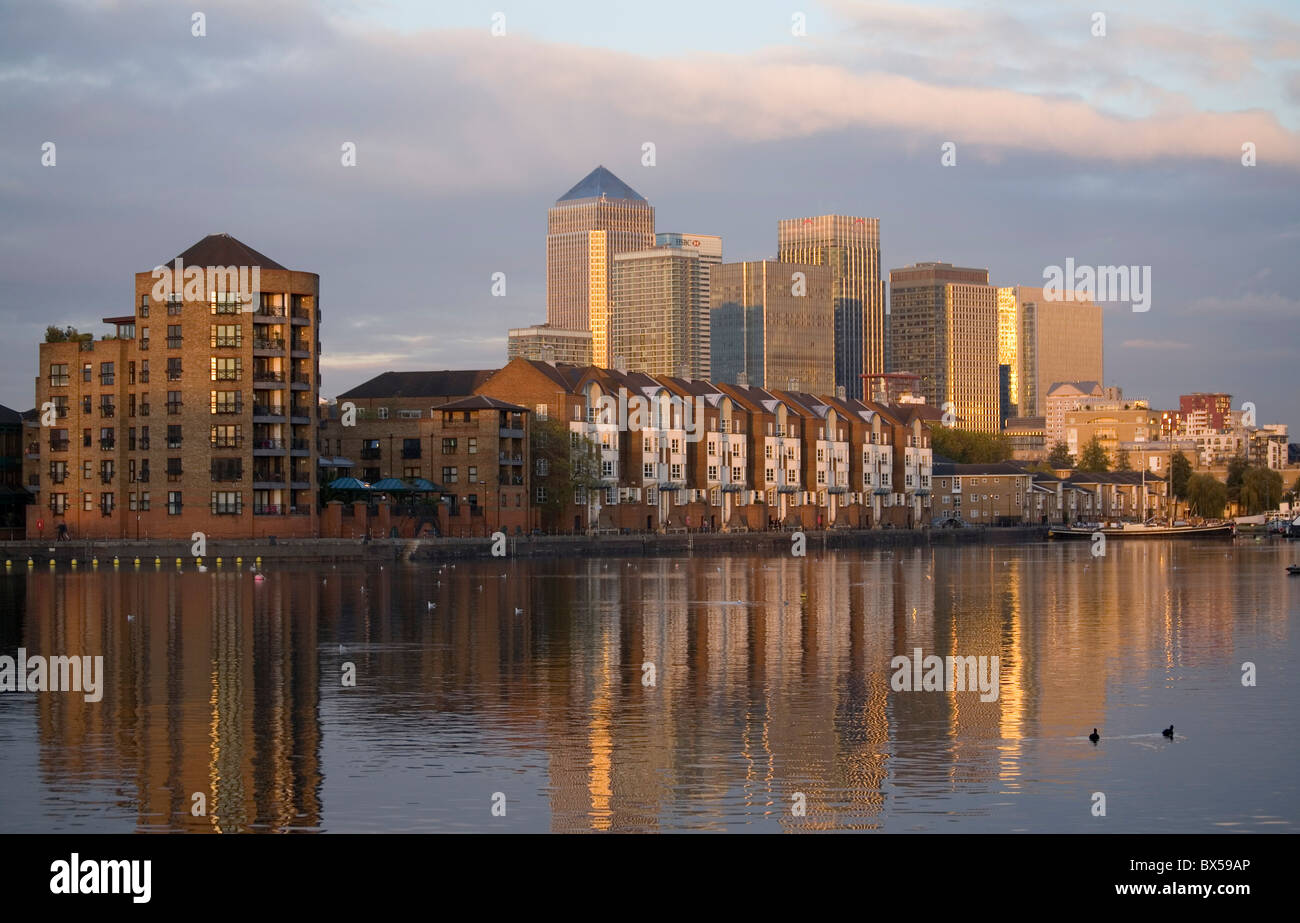 Blick auf die Türme von Canary Wharf aus Finnland Dock London Stockfoto