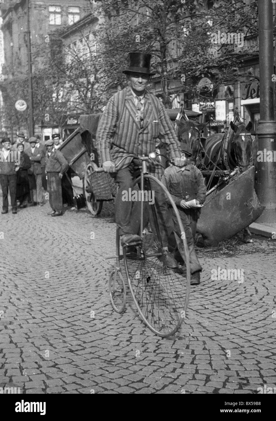 Ludvik Raus kommt in Prag am alten Fahrrad. Stockfoto