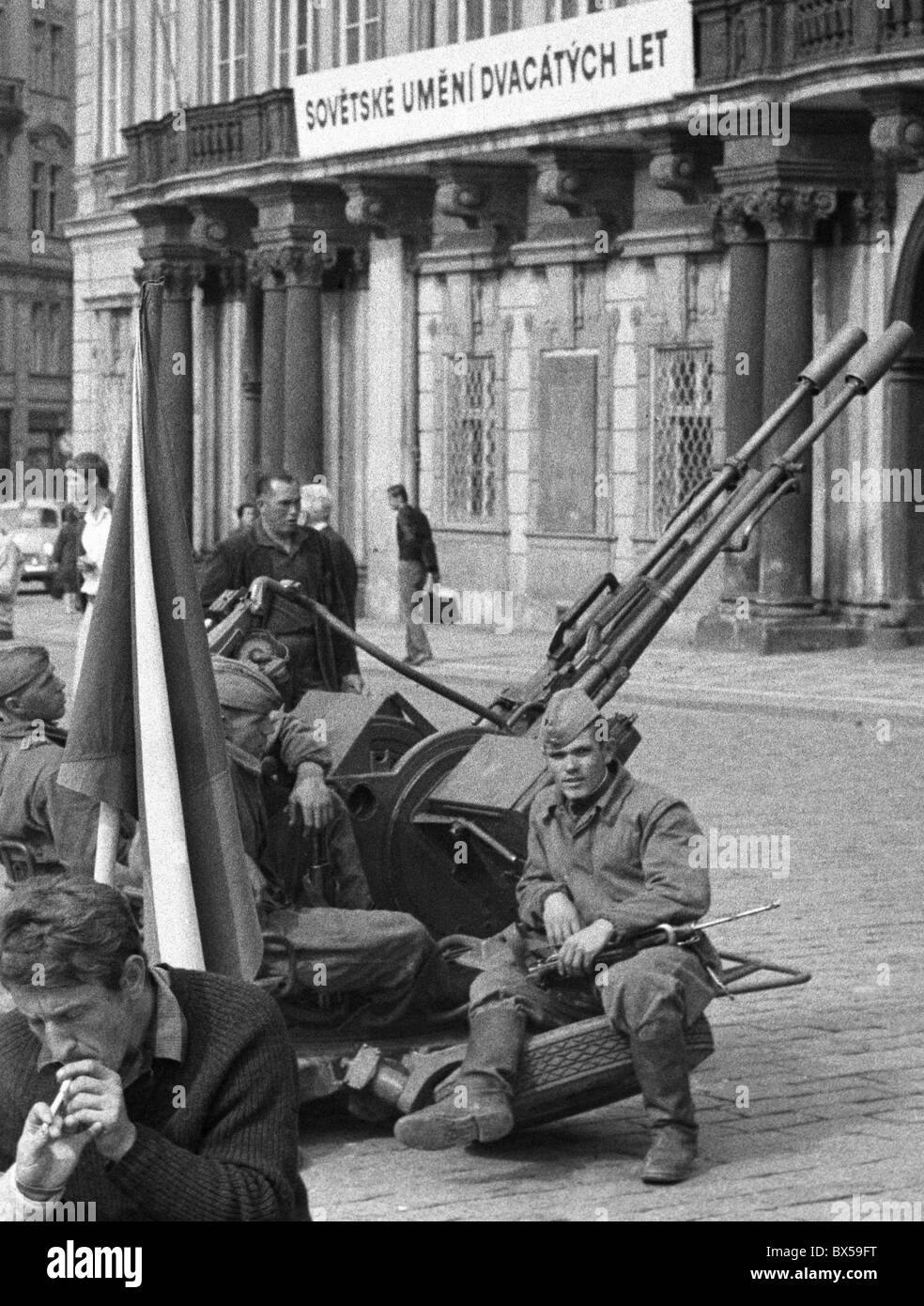 Soldaten, Flugabwehr-Maschinengewehr, Altstädter Ring, Prag Stockfoto