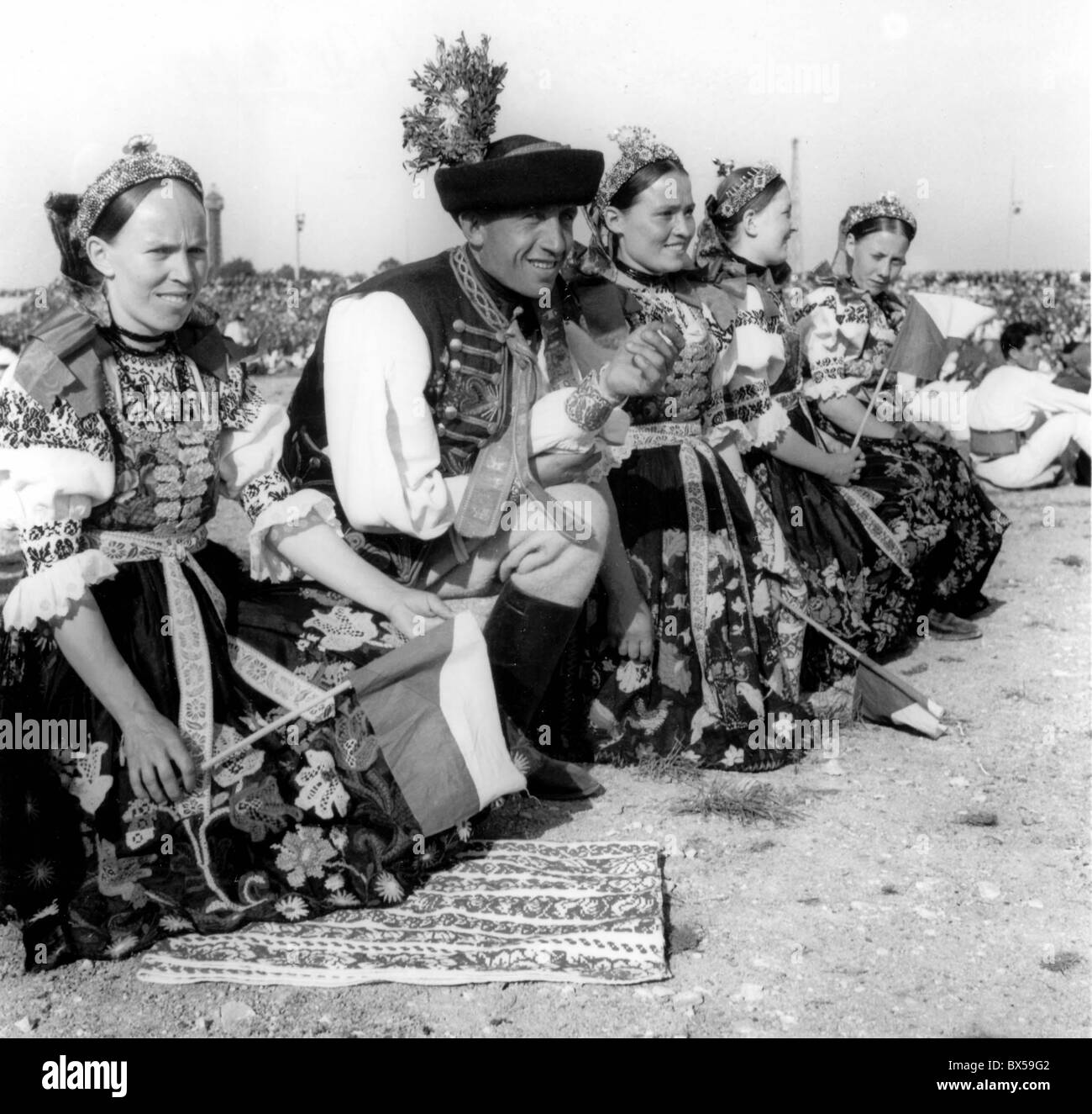 Menschen gekleidet in traditionellen Kleidern während Nationalgeschichte Feier, 25. Mai 1937. Stockfoto