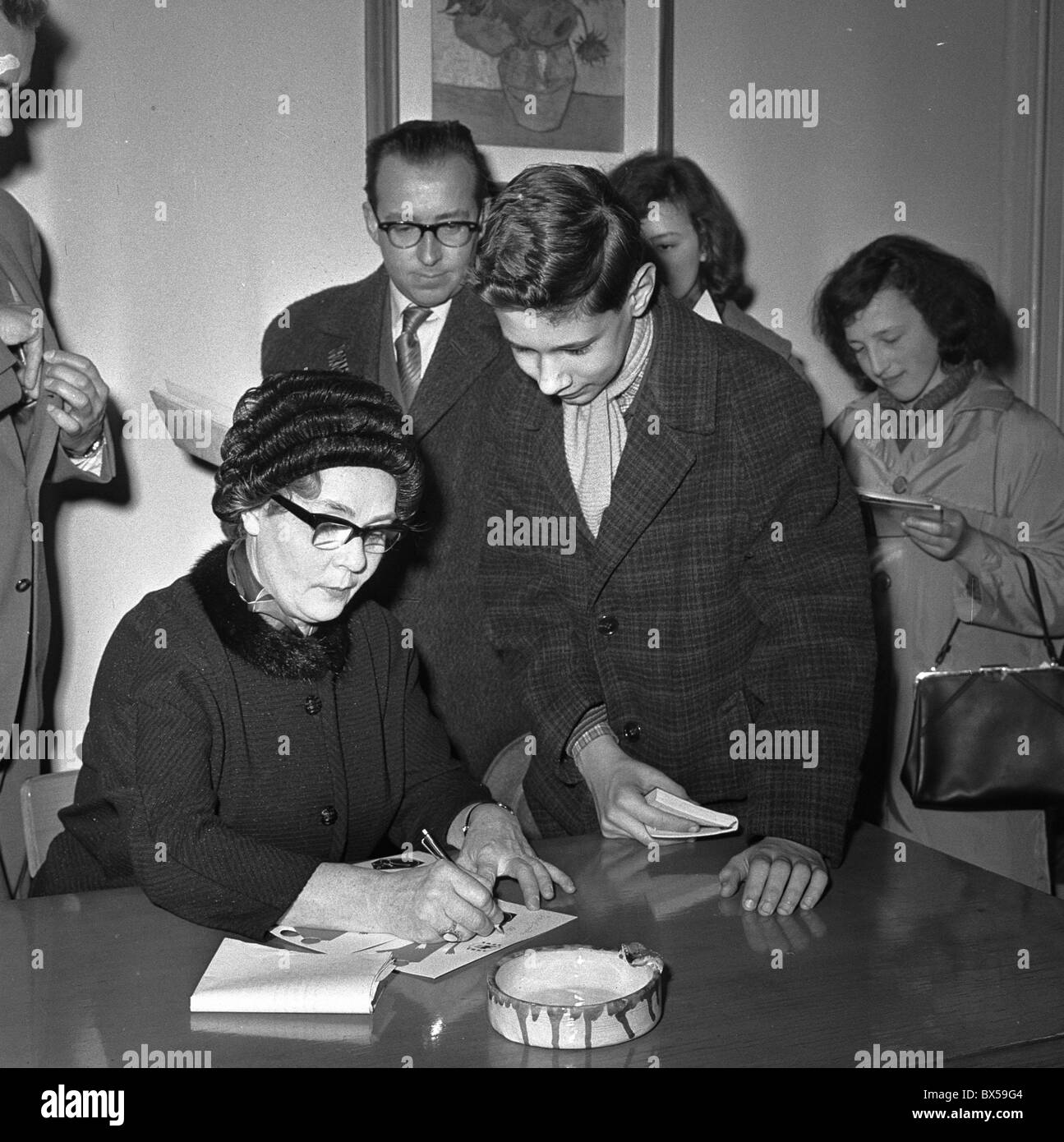 Edith Pargeter, ein renommierter Geheimnis Schriftsteller, signiert ihr Buch Prag 1965. CTK-Foto / Jiri Finda) Stockfoto