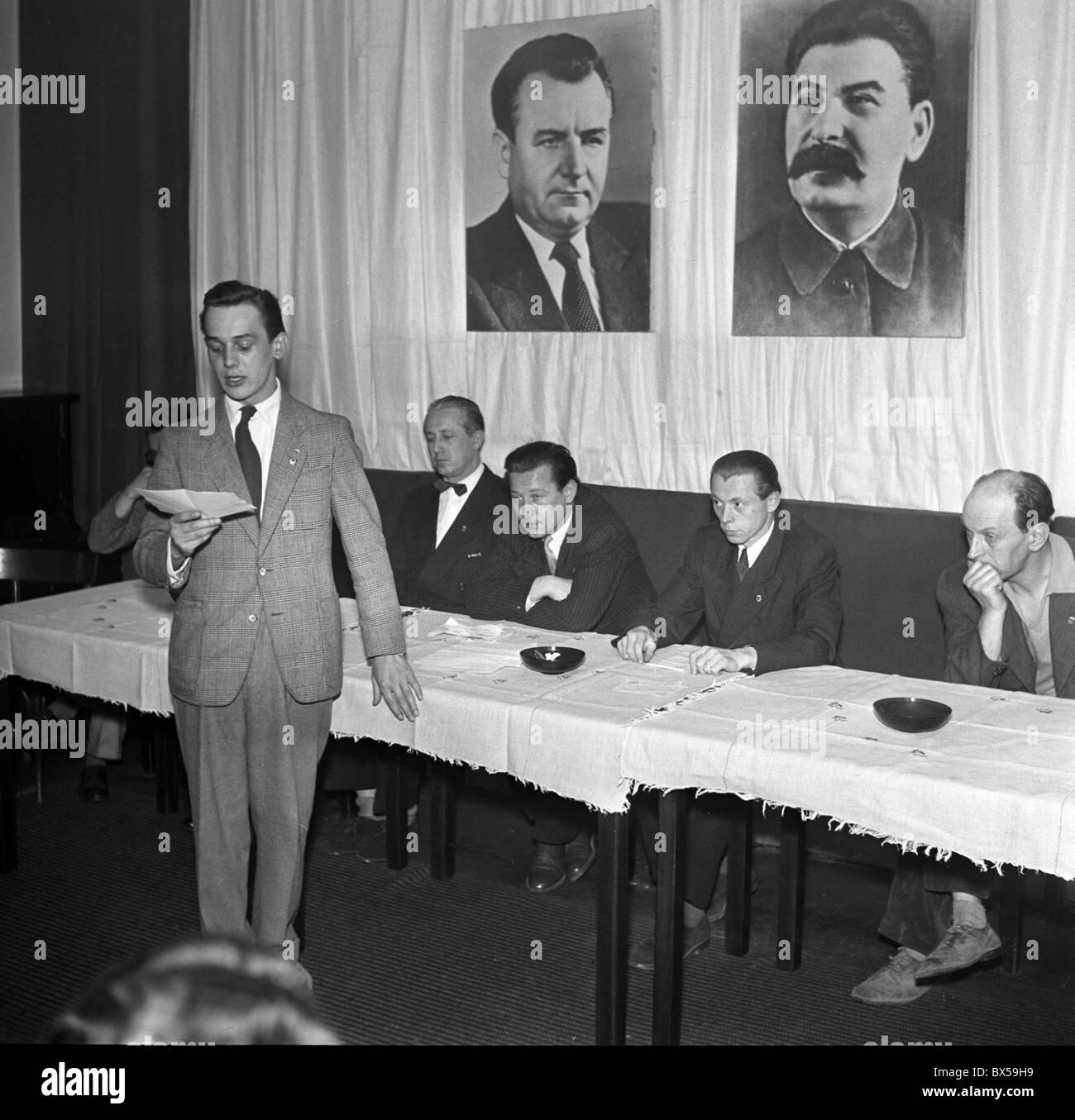 Prag - Tschechoslowakei 1951. Riesige Porträts von kommunistischen Diktatoren Stalin und Gottwlad hängen an der Wand beim tschechischen Schauspieler Stockfoto