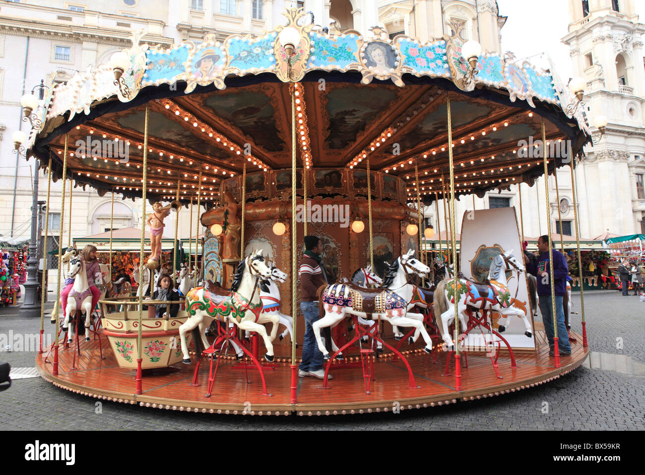 Merry go rund um im italienischen Stadtplatz, Rom Stockfoto