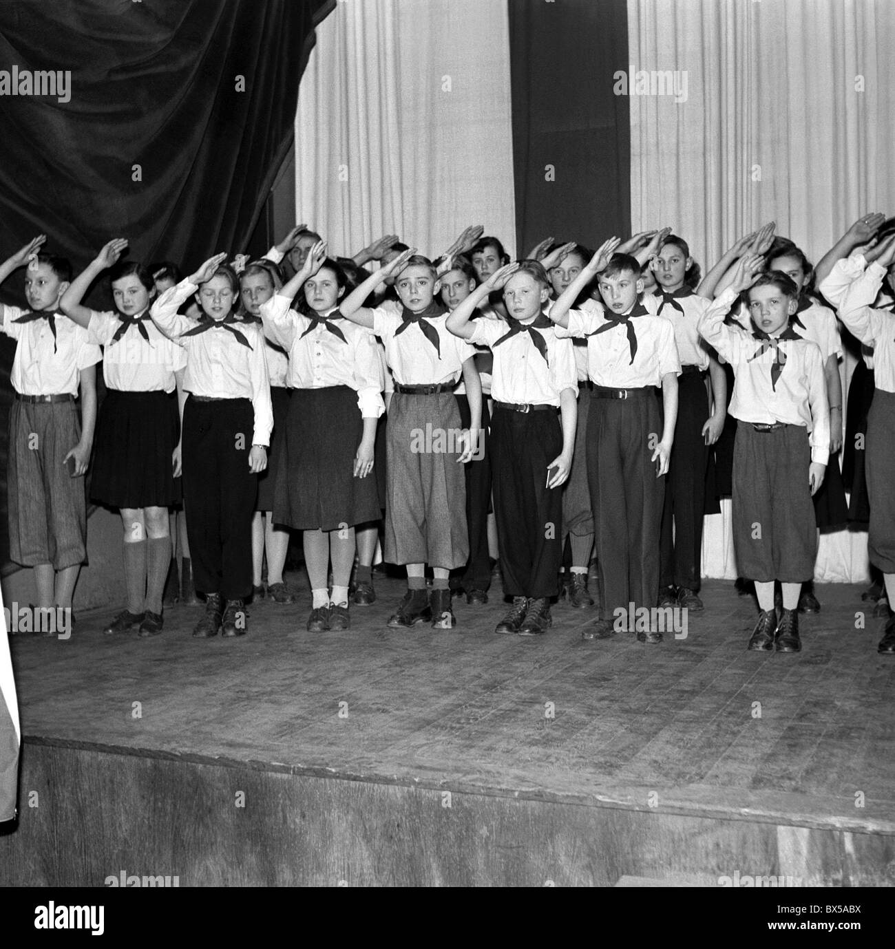 Tschechoslowakei - Prag 1950. Kinder tragen von weißen Hemden und roten Pionier Schals. CTK Vintage Photo Stockfoto