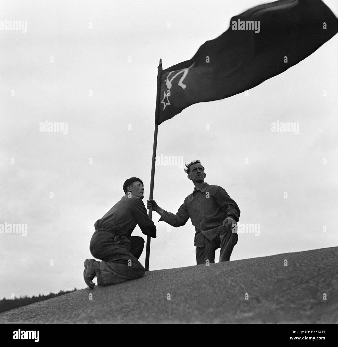 Tschechoslowakei - Hradek u Rokycana 1950. Eisen Arbeiter stolz zur Schau sowjetische Flagge zu Ehren der Sowjetunion oben auf ihre Stockfoto