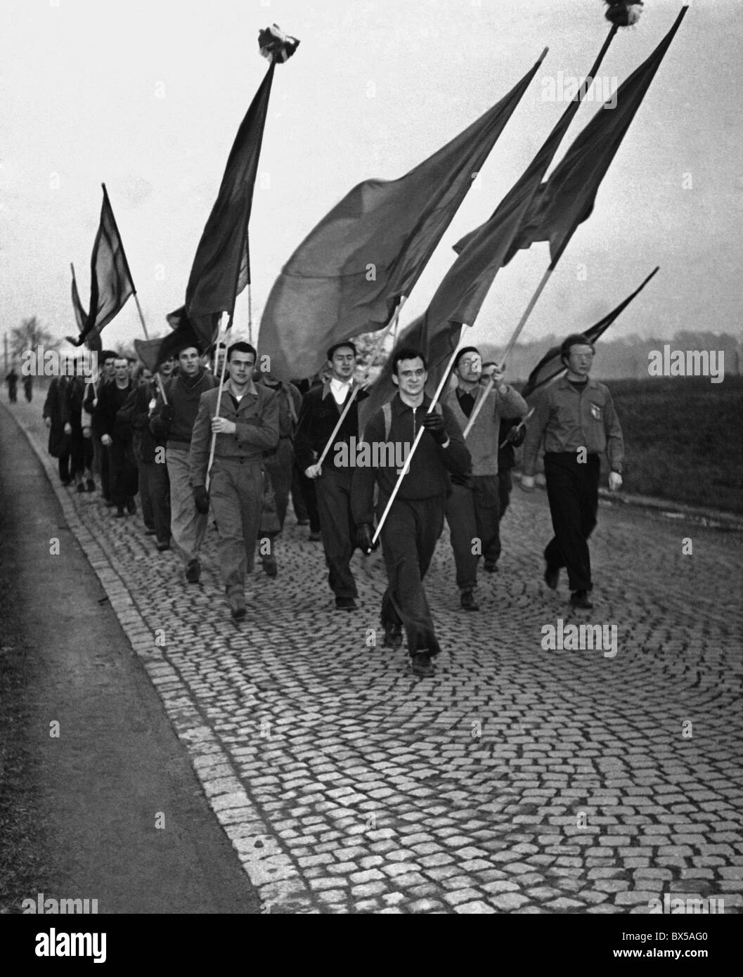 Tschechoslowakei - Prag 1948. Junge und enthusiastische Fabrikarbeiter Pioniere und Sozialistischen Jugend beteiligen Stockfoto