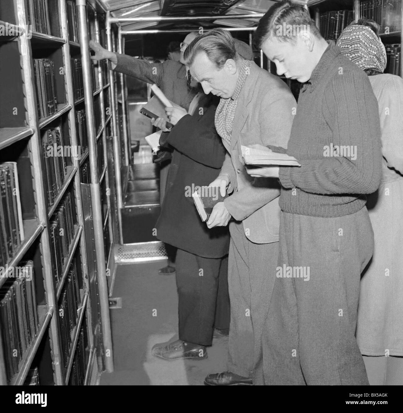 Tschechoslowakei - Prag 1949. Mobile Bibliothek wurde entwickelt, um Arbeiter in weit entfernten Fabriken rund um die Stadt zu erreichen. CTK-Vintage Stockfoto