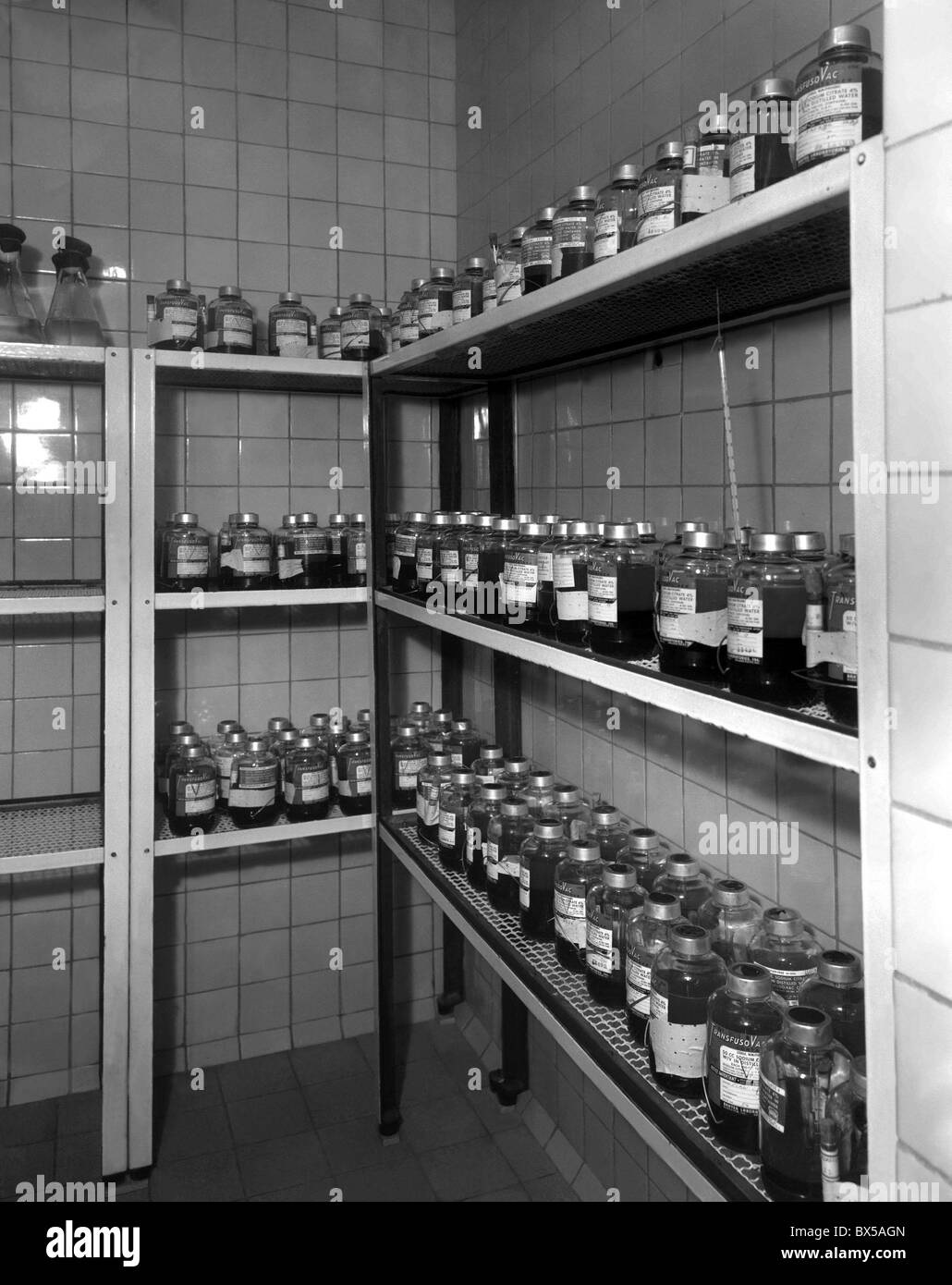 Tschechoslowakei, Prag. Blut von Spendern gesammelt wird in diesem Blutbank in Vinohradska Krankenhaus gespeichert. CTK Vintage Photo Stockfoto
