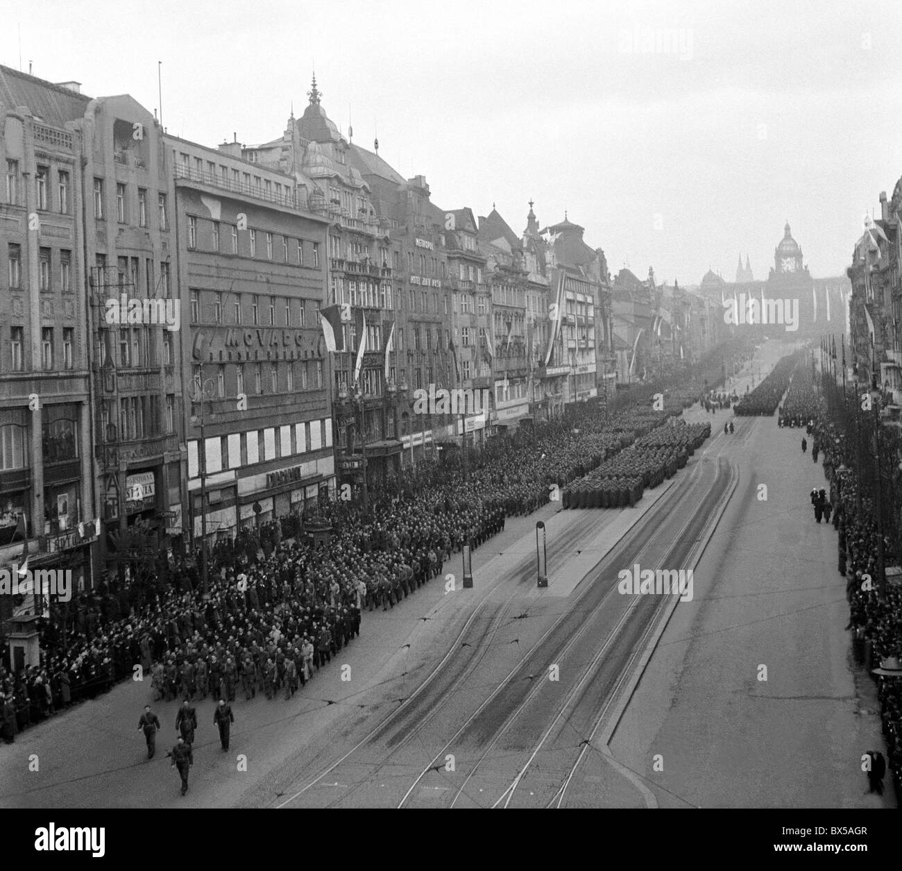 Tschechoslowakei in Prag 1948. Wenzelsplatz ist gesäumt von bewaffneten Milizen der Völker und Staatssicherheit Offiziere tragen Maschinengewehre Stockfoto