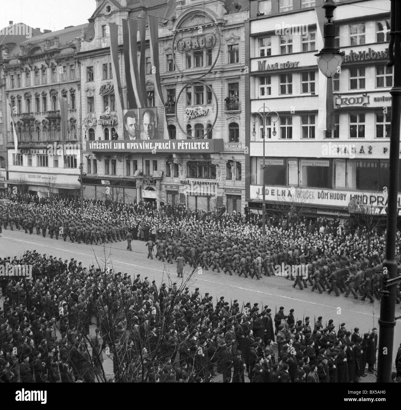Tschechoslowakei in Prag 1948. Wenzelsplatz ist gesäumt von bewaffneten Milizen der Völker und Staatssicherheit Offiziere tragen Maschinengewehre Stockfoto