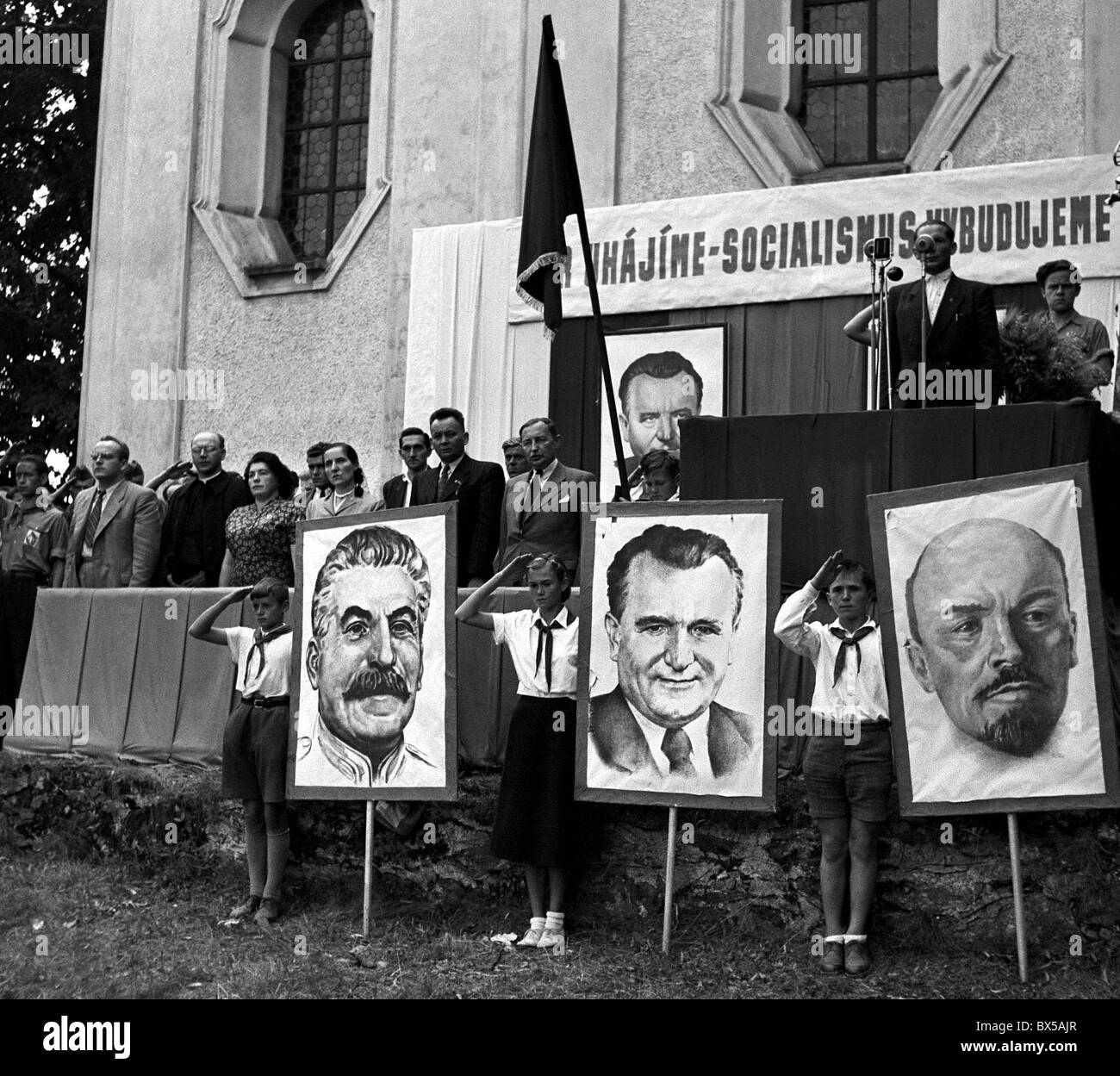 Tschechoslowakei - Domazlice 1950. Farbeier Pioniere zu Ehren kommunistische Diktatoren Stali, Gottwald und Lenin.  CTK Vintage Photo Stockfoto
