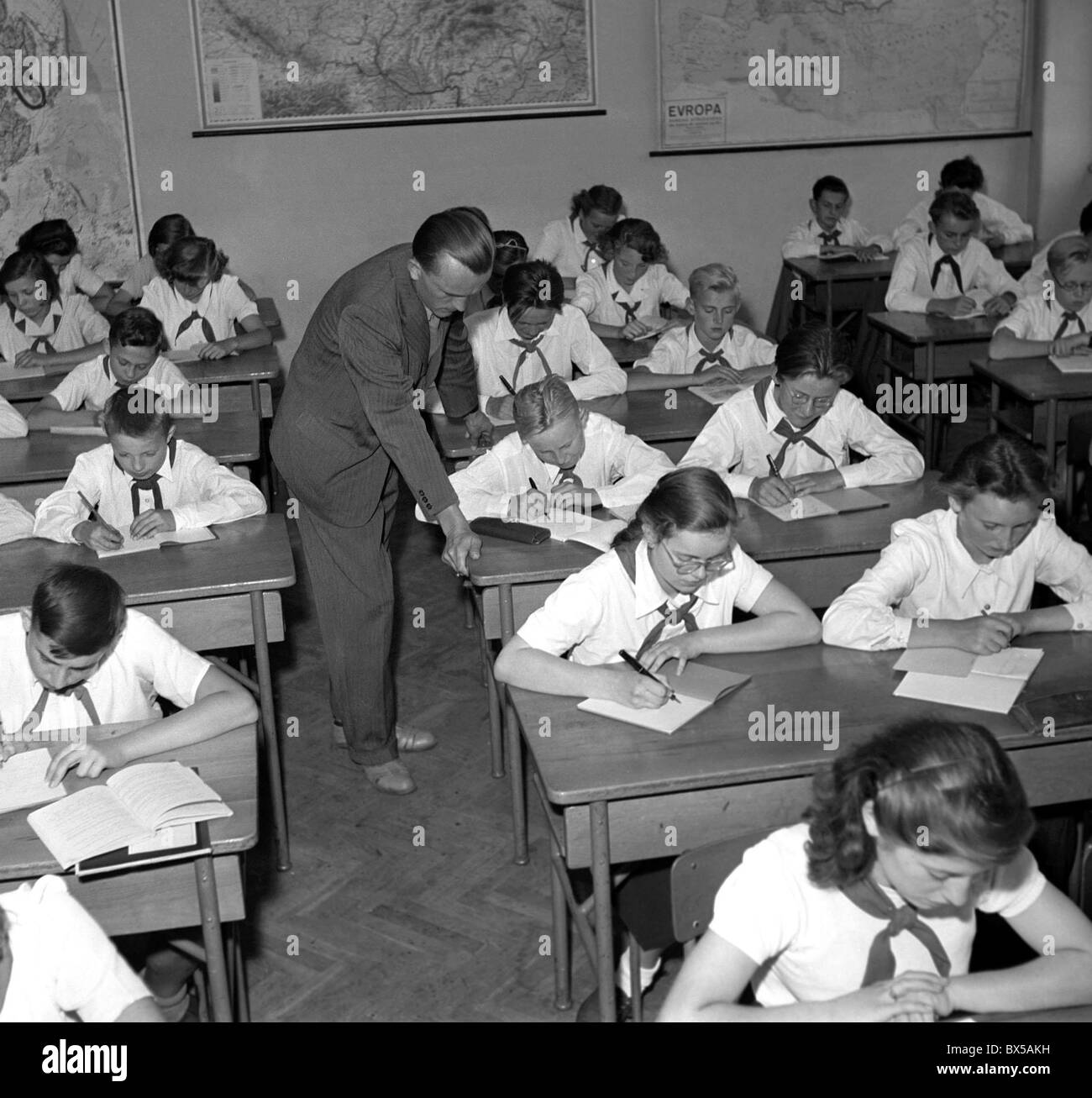 Tschechoslowakei - Prag 1950. Jungen Pioniere tragen mit Hemd und roten Schals in der Klasse während der erste Tag in der Schule. CTK Stockfoto
