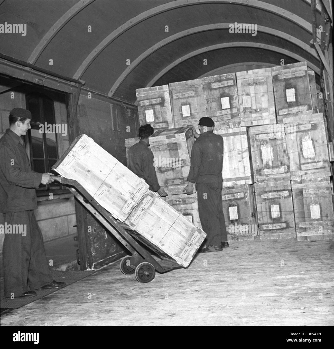 Tschechoslowakei - Tabor 1950.  Tabakwaren werden in Holzkisten verpackt und mit dem Zug transportiert.  CTK Vintage Photo Stockfoto