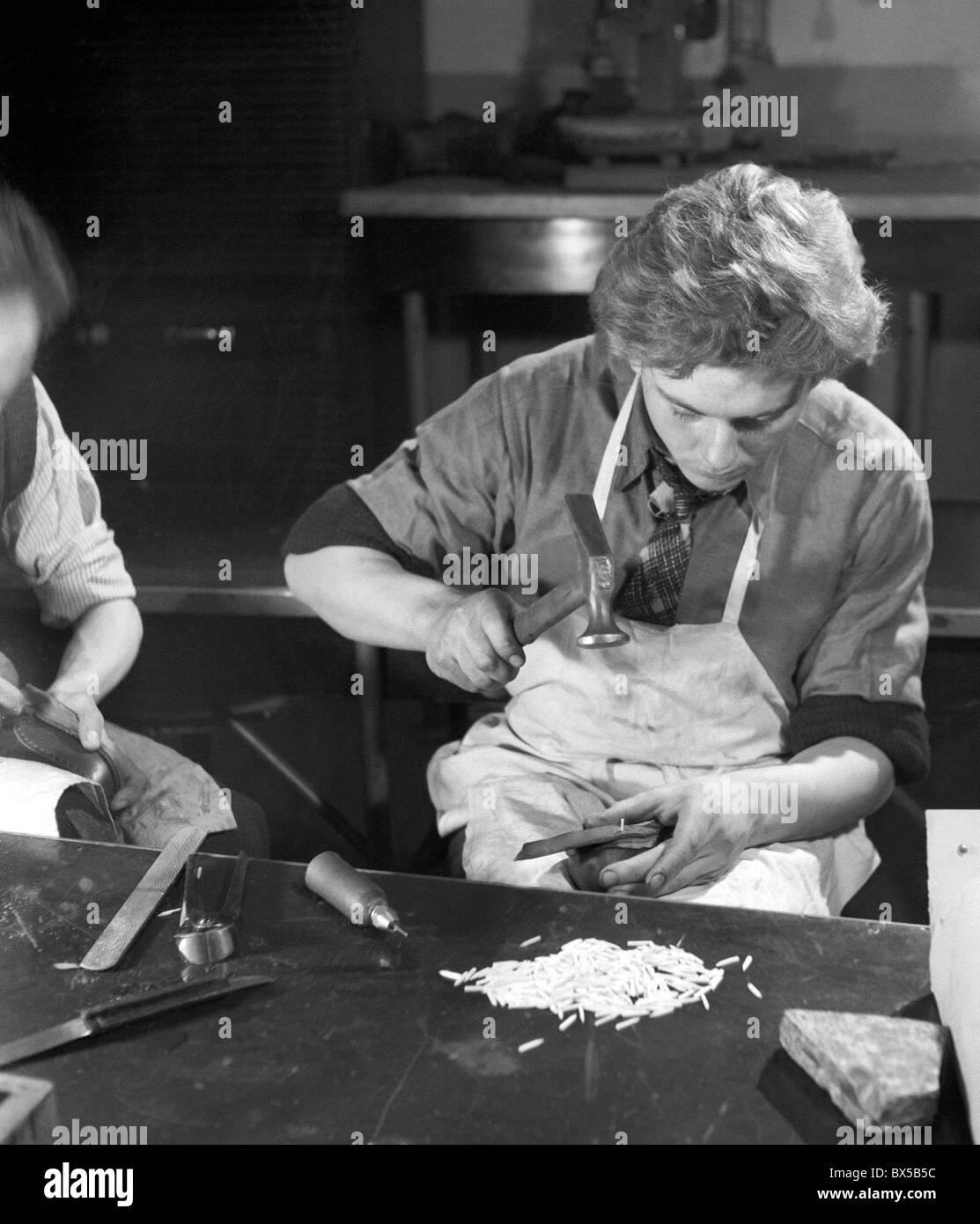 Tschechoslowakei, Prag 1947.  Junger Mann lernt Schuhmacherkunst Beruf in der Schule.  CTK Vintage Photo Stockfoto