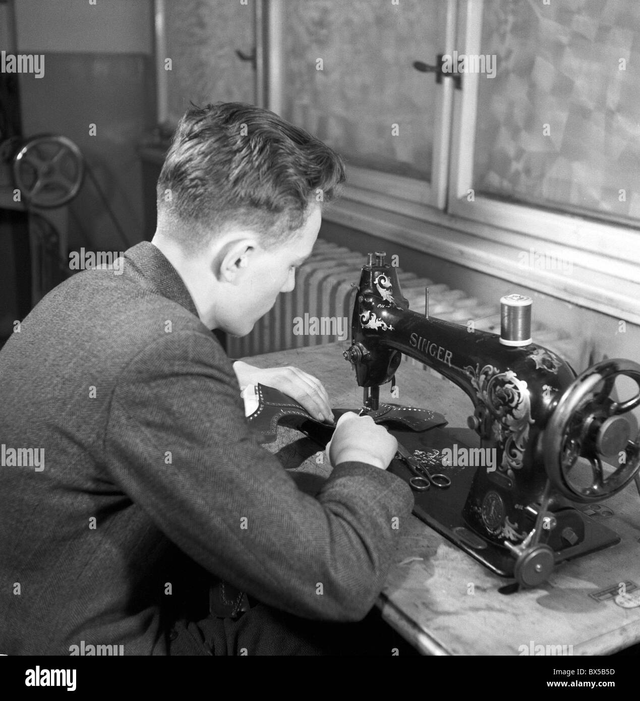 Tschechoslowakei, Prag 1947.  Junger Mann lernt Schuhmacherkunst Beruf in der Schule.  CTK Vintage Photo Stockfoto