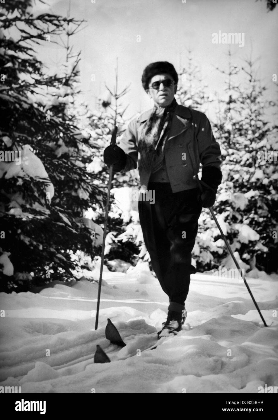 Tschechoslowakei, Lany 1947. Präsident Edvard Benes Langlauf in der Nähe seiner presidential Retreat. CTK Vintage Photo Stockfoto